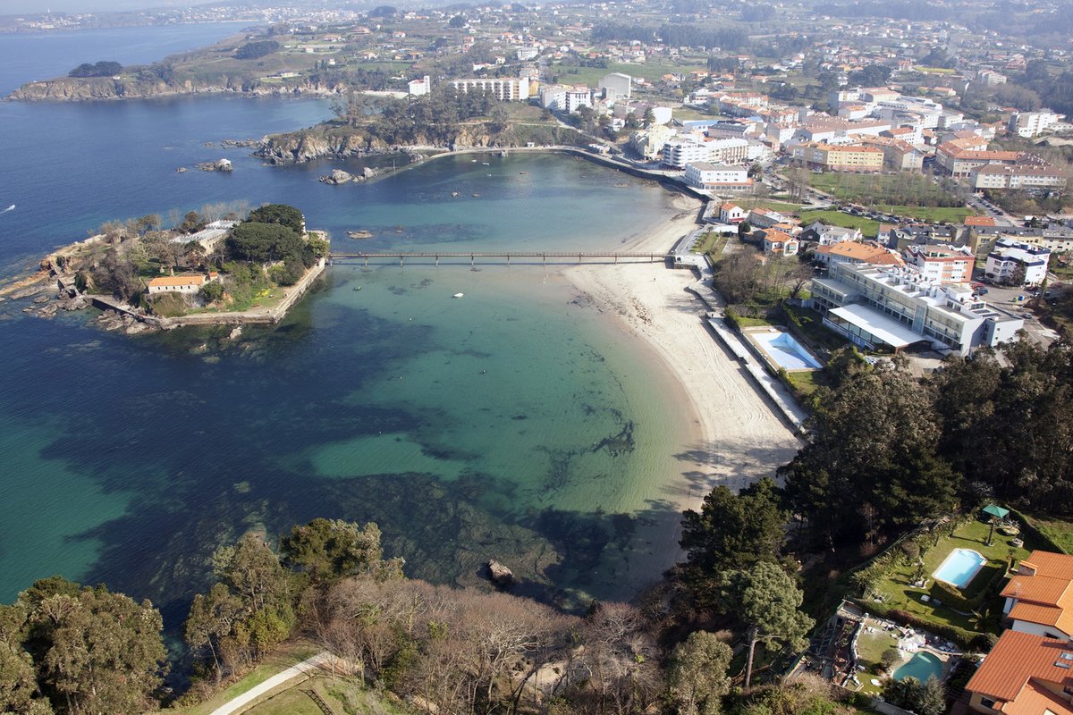 Santa Cruz de Oleiros con urbanizaciones costeras — cerrajeros de alta seguridad cerca de La Coruña